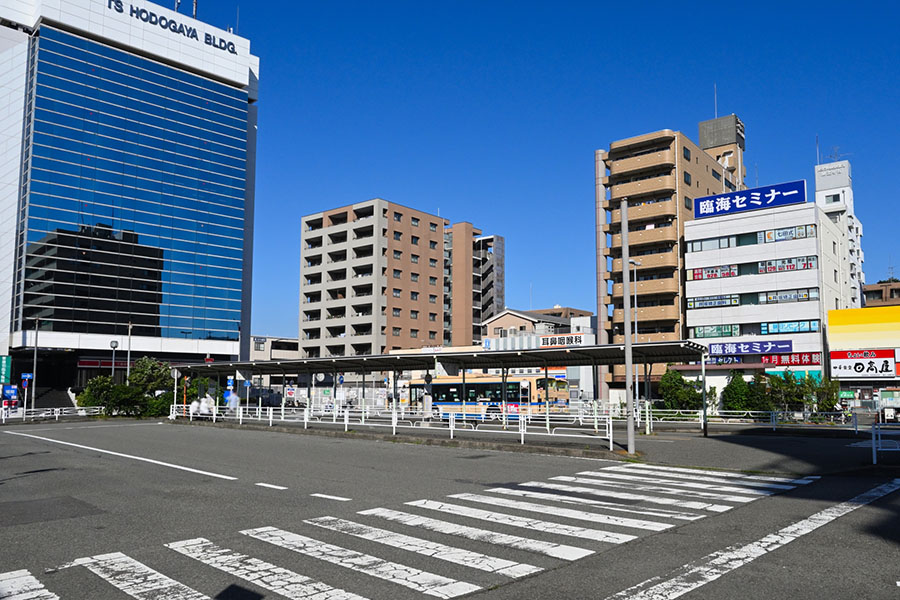 保土ケ谷駅西口・東口と駅前商店街の昼の街並み