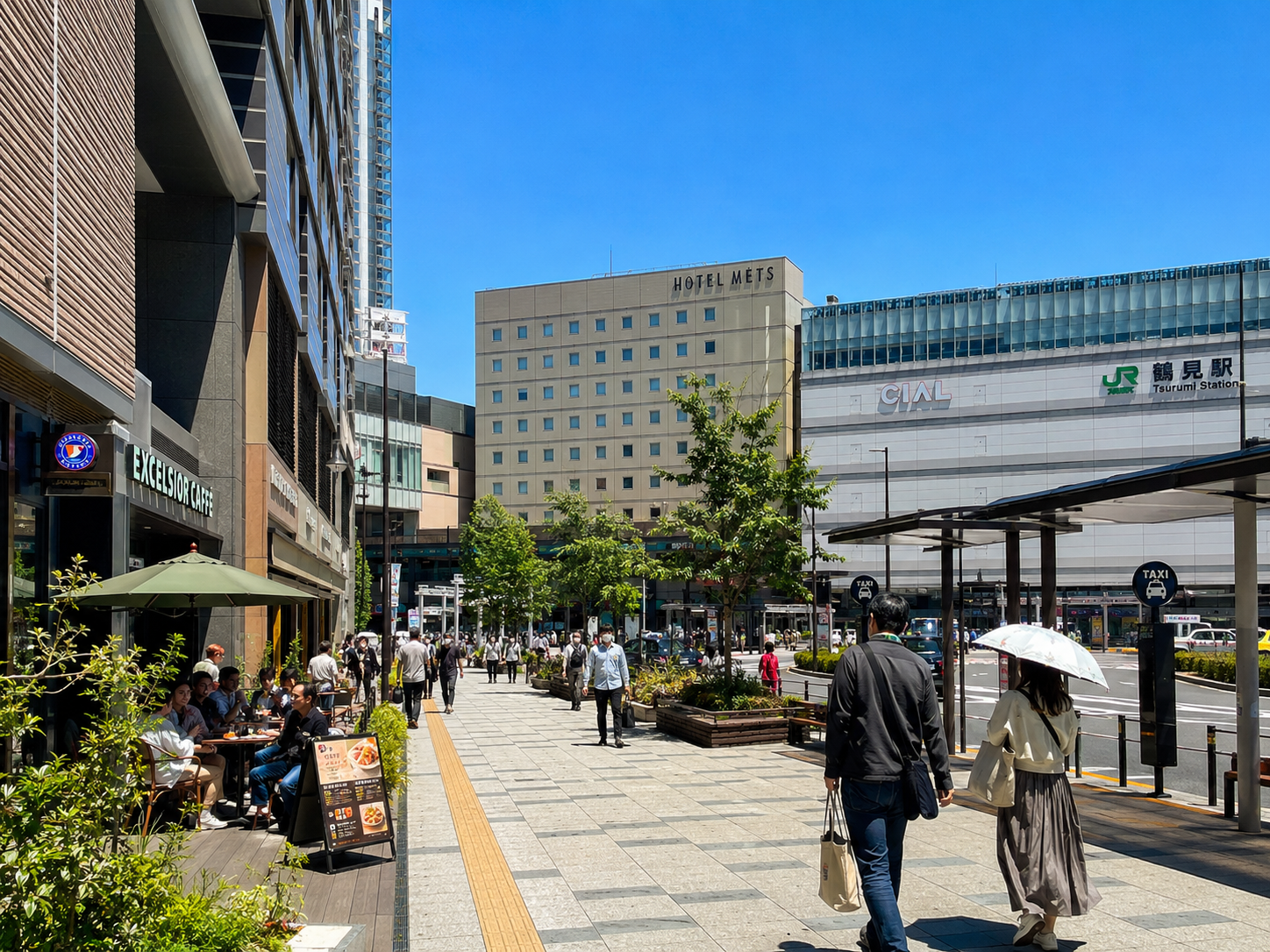 鶴見駅前の明るい昼の街並みをイメージした写真